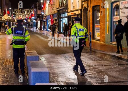 Cork, Irlande. 27 novembre 2020. La plupart du centre-ville de Cork était calme ce soir en raison d'une grande présence de Garda après les problèmes du week-end dernier. Crédit : AG News/Alay Live News Banque D'Images