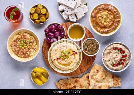 Moyen-Orient, petit déjeuner traditionnel arabe avec houmous, foul, mutabbal, qudsia et zaatar. Vue de dessus Banque D'Images