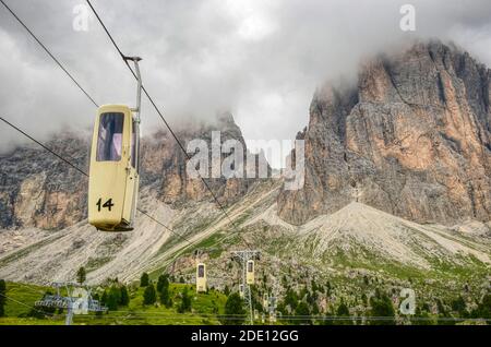 Telecabine Sassolungo à Forcella del Sassolungo dans les Alpes Dolomites, téléphérique pour les montagnes, Langkofel, Val gardena.randonnée et escalade Banque D'Images