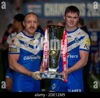 KCom Stadium, Hull, Yorkshire, Royaume-Uni. 27 novembre 2020. Betfred Super League Grand final Rugby, Wigan Warriors versus Saint Helens Saints ; James Roby et Jack Welsby de St Helens célèbrent avec le trophée crédit : action plus Sports/Alay Live News Banque D'Images