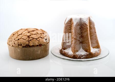 Panettone et Pandoro, avec sucre glace, gâteaux de Noël italiens traditionnels isolés sur fond blanc Banque D'Images