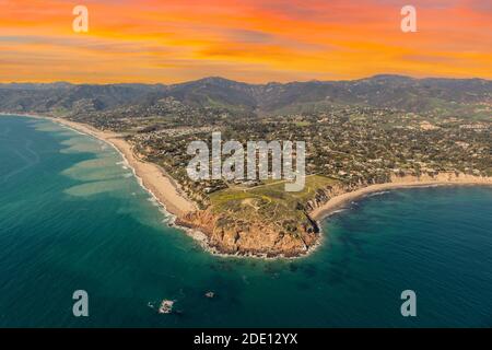 Vue aérienne du parc national de point Dume avec coucher de soleil à Malibu, Californie. Banque D'Images