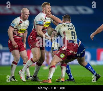 KCom Stadium, Hull, Yorkshire, Royaume-Uni. 27 novembre 2020. Betfred Super League Grand final Rugby, Wigan Warriors versus Saint Helens Saints; Kyle Amor de St Helens est attaqué crédit: Action plus Sports/Alay Live News Banque D'Images