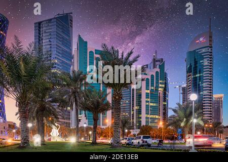 Doha Qatar Skyline la nuit du parc Sheraton avec des voitures, des gens dans la rue et des étoiles dans le ciel Banque D'Images