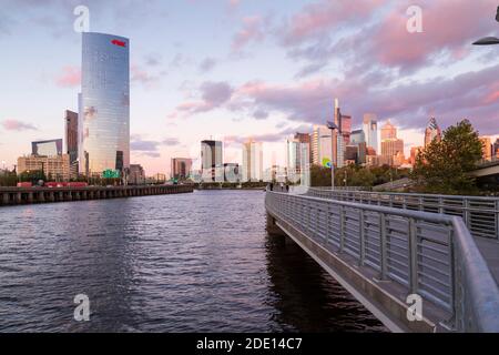 Skyline en automne derrière la rivière Schuylkill promenade au coucher du soleil , Philadelphie, Pennsylvanie, USA Banque D'Images