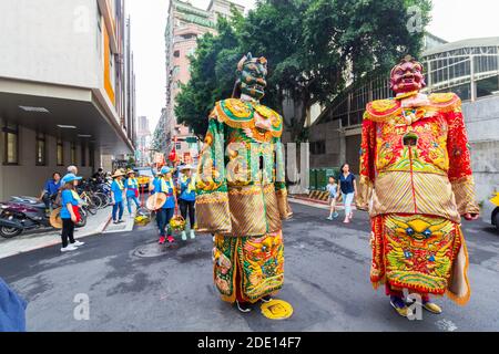 Défilé religieux au cours du festival culturel Bao Sheng qui célèbre la naissance de Bao Sheng au temple Bao'an à Taipei, Taïwan Banque D'Images