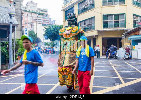 Défilé religieux au cours du festival culturel Bao Sheng qui célèbre la naissance de Bao Sheng au temple Bao'an à Taipei, Taïwan Banque D'Images