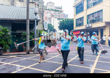 Défilé religieux au cours du festival culturel Bao Sheng qui célèbre la naissance de Bao Sheng au temple Bao'an à Taipei, Taïwan Banque D'Images