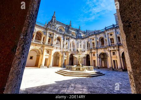 Principal cloître et fontaine, Château et couvent de l'ordre du Christ (Convento do Cristo), UNESCO, Tomar, quartier de Santarem, Portugal Banque D'Images