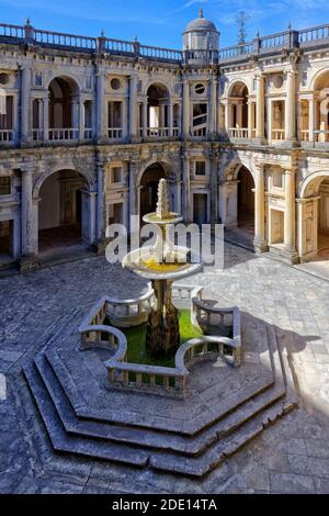 Principal cloître et fontaine, Château et couvent de l'ordre du Christ (Convento do Cristo), UNESCO, Tomar, quartier de Santarem, Portugal Banque D'Images