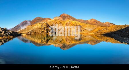 Mont Ngauruhoe réfléchissant dans les lacs Emerald, Parc national de Tongariro, site classé au patrimoine mondial de l'UNESCO, Île du Nord, Nouvelle-Zélande, Pacifique Banque D'Images