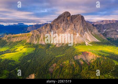 Vue aérienne de Sass de Putia (Peitlerkofel) et canyon entouré de bois, Passo Delle Erbe, Dolomites, Tyrol du Sud, Italie, Europe Banque D'Images