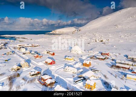 Vue aérienne du village de pêcheurs de Hasvik couvert de neige en hiver, île de Soroya, Troms og Finnmark, Norvège du Nord, Scandinavie, Europe Banque D'Images