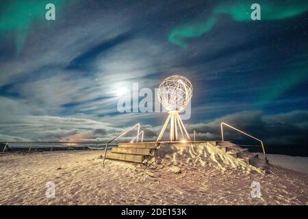 Les aurores boréales (Aurora Borealis) au-dessus du Globe Monument, symbole du Cap Nord (Nordkapp), île de Mageroya, Troms og Finnmark, Norvège Banque D'Images