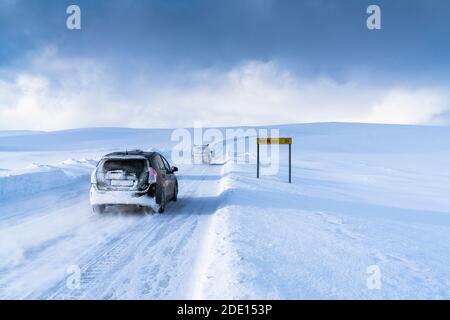 Off road vehicles driving on the icy road towards Nordkapp (North Cape) in the deep snow, Troms og Finnmark, Northern Norway, Scandinavia, Europe Banque D'Images