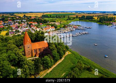 Antenne de Kirchdorf, village d'église avec son port sur l'île de Poel, mer Baltique, Allemagne, Europe Banque D'Images