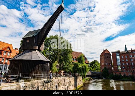 Vieux port avec grue à roue et Altes Kaufhaus, Lunebourg, Basse-Saxe, Allemagne, Europe Banque D'Images