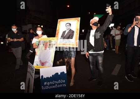 Bangkok, Thaïlande. 27 novembre 2020. Les manifestants pro-démocratie confisquent une zone sur la route d'intersection Ladprao à Bangkok. Et veulent que la monarchie soit réformée vendredi soir 27 novembre 2020 (photo de Teera Noisakran/Pacific Press) crédit: Pacific Press Media production Corp./Alay Live News Banque D'Images