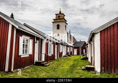 Chalets peints en rouge, site classé au patrimoine mondial de l'UNESCO, ville de l'église de Gammelstad, Lulea, Suède, Scandinavie, Europe Banque D'Images