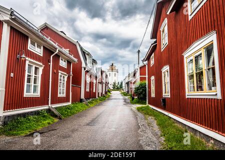 Chalets peints en rouge, site classé au patrimoine mondial de l'UNESCO, ville de l'église de Gammelstad, Lulea, Suède, Scandinavie, Europe Banque D'Images