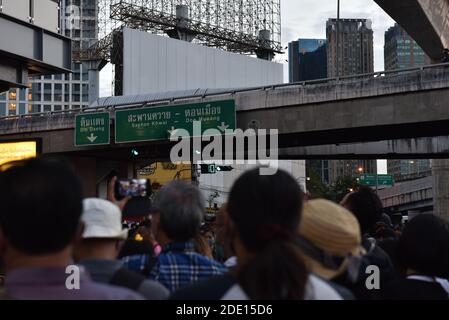 Bangkok, Thaïlande. 27 novembre 2020. Les manifestants pro-démocratie confisquent une zone sur la route d'intersection Ladprao à Bangkok. Et veulent que la monarchie soit réformée vendredi soir 27 novembre 2020 (photo de Teera Noisakran/Pacific Press) crédit: Pacific Press Media production Corp./Alay Live News Banque D'Images