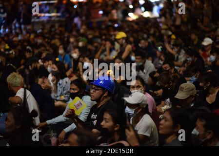 Bangkok, Thaïlande. 27 novembre 2020. Les manifestants pro-démocratie confisquent une zone sur la route d'intersection Ladprao à Bangkok. Et veulent que la monarchie soit réformée vendredi soir 27 novembre 2020 (photo de Teera Noisakran/Pacific Press) crédit: Pacific Press Media production Corp./Alay Live News Banque D'Images