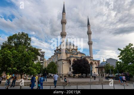 Mosquée centrale du côté albanais de la ville séparée de Mitrovica, Kosovo, Europe Banque D'Images