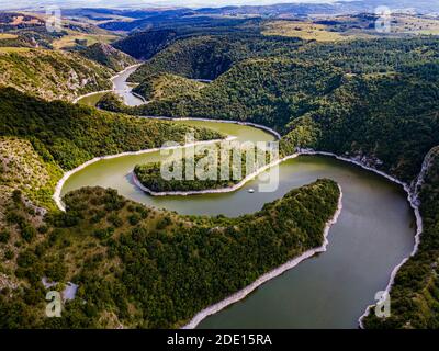 Rivière Uvac traversant les montagnes, réserve naturelle spéciale Uvac, Serbie, Europe Banque D'Images