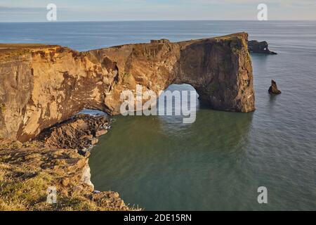 Une arche de roche sur la rive sud de la spectaculaire île de Dyrholaey, près de Vik, sur la côte sud de l'Islande, régions polaires Banque D'Images