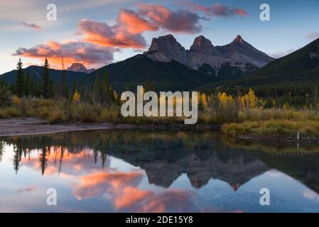 Lever de soleil en automne à Three Sisters Peaks près du parc national Banff, Canmore, Alberta, Rocheuses canadiennes, Canada, Amérique du Nord Banque D'Images