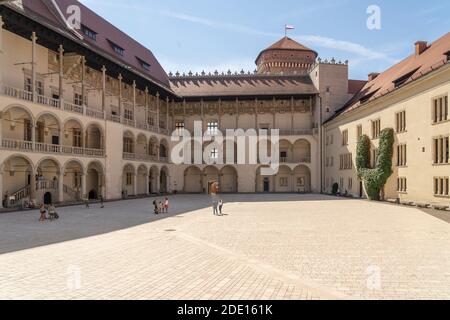 La cour Renaissance du XVIe siècle, le château de Wawel, site classé au patrimoine mondial de l'UNESCO, Cracovie, Pologne, Europe Banque D'Images