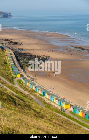 Vue sur les cabanes de plage colorées de West Cliff Beach, Whitby, North Yorkshire, Angleterre, Royaume-Uni, Europe Banque D'Images