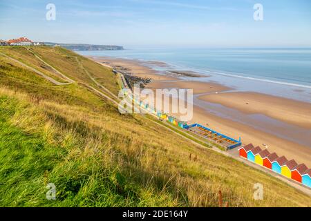 Vue sur les cabanes de plage colorées de West Cliff Beach, Whitby, North Yorkshire, Angleterre, Royaume-Uni, Europe Banque D'Images