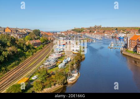 Vue sur Whitby et la rivière Esk depuis High Bridge, North Yorkshire, Angleterre, Royaume-Uni, Europe Banque D'Images