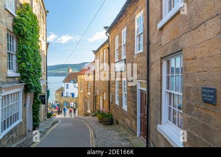 Vue sur l'ancienne station de garde côtière depuis King Street dans Robin Hood Bay, North Yorkshire, Angleterre, Royaume-Uni, Europe Banque D'Images