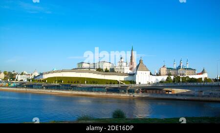 Le remblai de la rivière Kazanka et la ville de Kazan pendant un été ensoleillé jour Banque D'Images