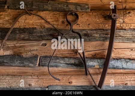 Outils en poulailler et en grange au site historique de Caroline Lockhart Ranch, dans le terrain de loisirs national de Bighorn Canyon, près de Lovell, Wyoming, États-Unis Banque D'Images