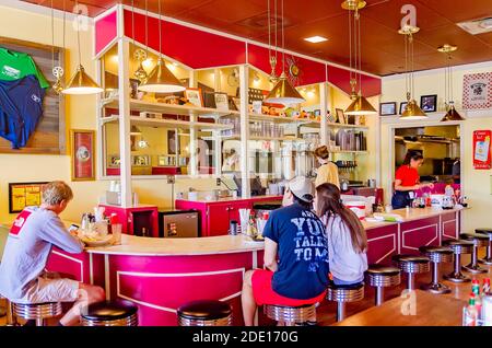 Vous pourrez manger au bar à l'intérieur de Big Bad Breakfast, le 31 mai 2015, à Oxford, Mississippi. Le restaurant a été fondé en 2008 par le chef John Currence. Banque D'Images