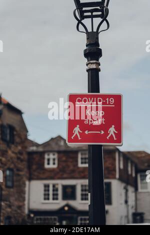 Red Covid-19 panneau Keep Apart sur un trottoir à Rye, East Sussex, Royaume-Uni, pendant la pandémie COVID 19. Mise au point sélective. Banque D'Images