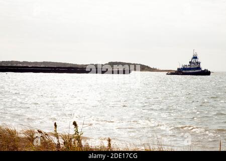 Welfleet Harbour est en train d'être dragué et une barge élimine les boues de Wellfleet, Massachusetts. Banque D'Images