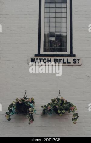 Panneau de nom de rue sur un mur d'un bâtiment à Watch Bell Street Rye, East Sussex, Royaume-Uni. Banque D'Images