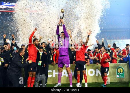 Le Caire, Égypte. 27 novembre 2020. Les joueurs d'Al Ahly en Égypte célèbrent lors de la cérémonie du trophée après le match final de la Ligue des champions de la CAF au Caire, Égypte, le 27 novembre 2020. Credit: Ahmed Gomaa/Xinhua/Alamy Live News Banque D'Images