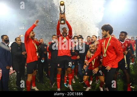 Le Caire, Égypte. 27 novembre 2020. Les joueurs d'Al Ahly en Égypte célèbrent lors de la cérémonie du trophée après le match final de la Ligue des champions de la CAF au Caire, Égypte, le 27 novembre 2020. Credit: Ahmed Gomaa/Xinhua/Alamy Live News Banque D'Images