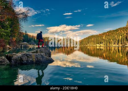 Le beau lac de Braies à la fin de l'automne avec un peu de neige, les lacs de la perle des Dolomites est un patrimoine de l'UNESCO et est situé dans le Braies Alto Adige Banque D'Images