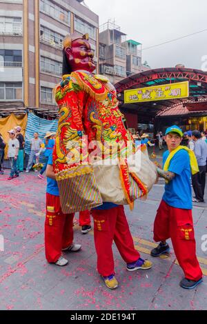 Défilé religieux au cours du festival culturel Bao Sheng qui célèbre la naissance de Bao Sheng au temple Bao'an à Taipei, Taïwan Banque D'Images