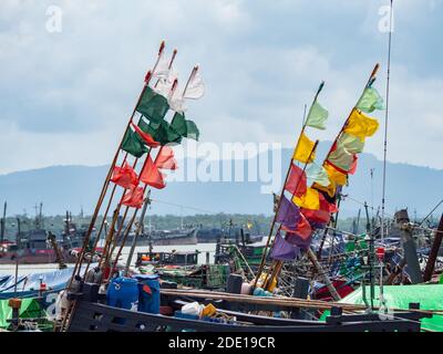 Drapeaux sur des bouées marqueurs pour engins de pêche à un quai de Myeik, région de Tanintharyi, Myanmar Banque D'Images