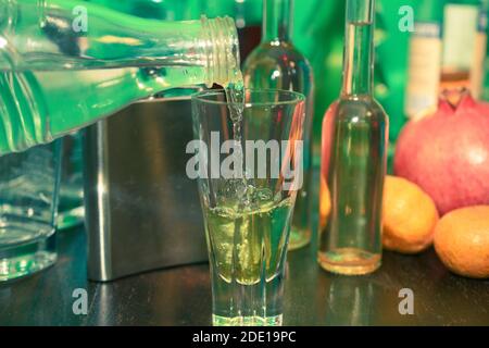 Un verre d'alcool est trempé dans un bar Banque D'Images