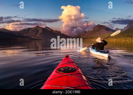 Aventureux Homme en kayak à Lake McDonald Banque D'Images