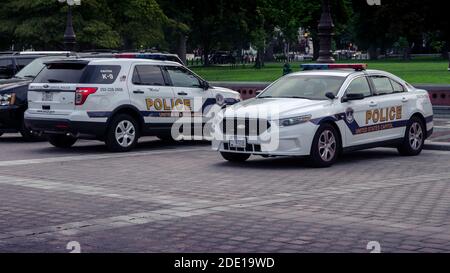 Washinton DC--18 août 2018; deux voitures de police Captiol sont stationnées sur le terrain de Capitol Hill en été Banque D'Images