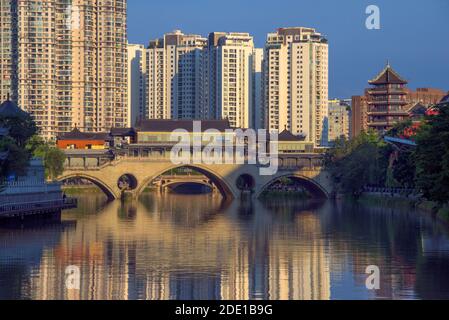 Pont Anshun de l'autre côté de la rivière Jin avec des gratte-ciel modernes, Chengdu, province du Sichuan, Chine Banque D'Images
